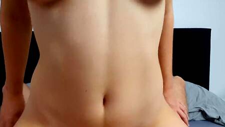 Парень снимает домашнее порно от первого лица с грудастой телкой