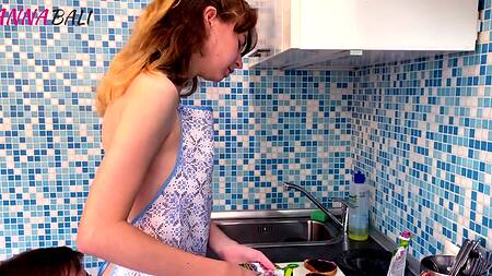 Полизал киску русской телочке и страстно трахнул раком на кухне