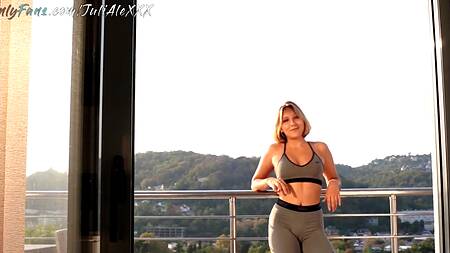 Выебал сзади и кончил на мордашку русской фитоняшке