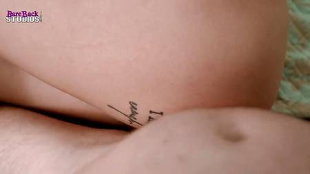 Мужик присовывает в мокрую щелку сногсшибательной стройной телке