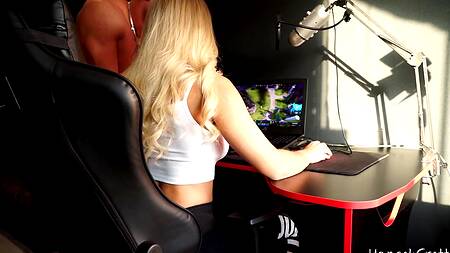 Мускулистый кобель сношает раком блондинку играющую в компьютерную и игру