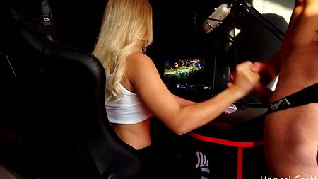 Мускулистый кобель сношает раком блондинку играющую в компьютерную и игру