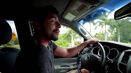 Мужик приводит проститутку к себе и жестко её трахает