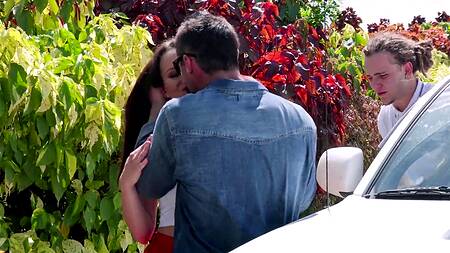 Мужик приводит проститутку к себе и жестко её трахает