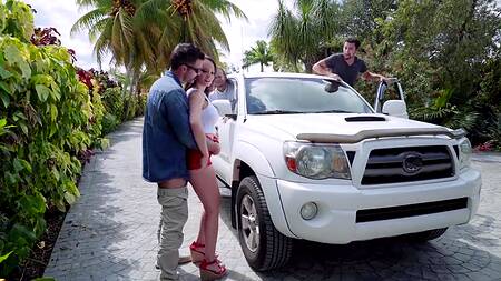 Мужик приводит проститутку к себе и жестко её трахает