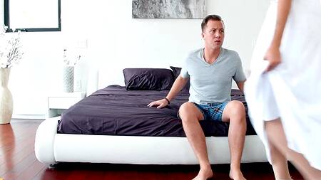 Жених трахает невесту и её подругу по очереди