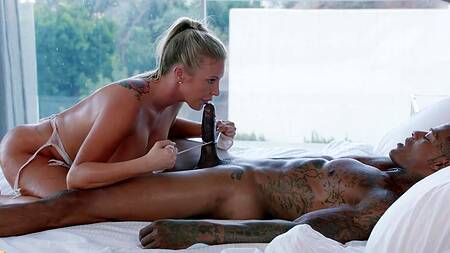 Массажистка с большими дойками запрыгнула на хуй чернокожего клиента