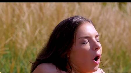 Красотка приласкала киску у бассейна и отдалась парню в жопу