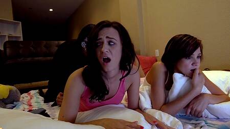 Вечер просмотра ужастиков заканчивается еблей втроем