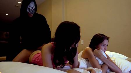 Вечер просмотра ужастиков заканчивается еблей втроем