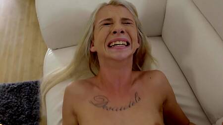 Худенькая Kenzie Reeves помогает брату кончить