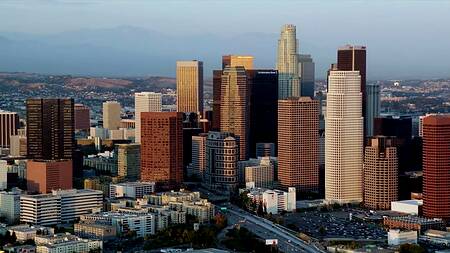 Красотка после допроса трахается в попку с подельником