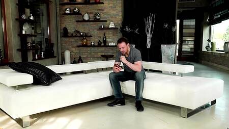 Мужик случайно пригласил на секс трех красивых телок