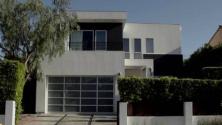 Счастливчик ебет в попки двух красивых блондинок