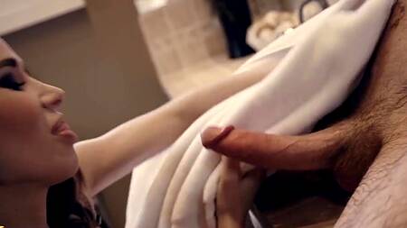 Сисястая брюнетка отдалась чуваку в ванной комнате