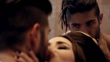 Сисястая брюнетка отдалась чуваку в ванной комнате