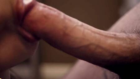 Сисястая брюнетка отдалась чуваку в ванной комнате