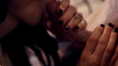 Сисястая брюнетка отдалась чуваку в ванной комнате