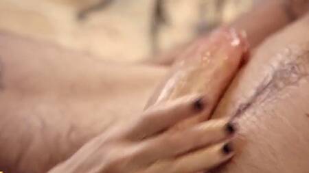 Сисястая брюнетка отдалась чуваку в ванной комнате