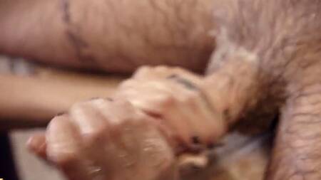 Сисястая брюнетка отдалась чуваку в ванной комнате