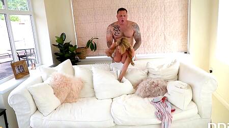 Муж соскучился за влажной пиздой белокурой жены