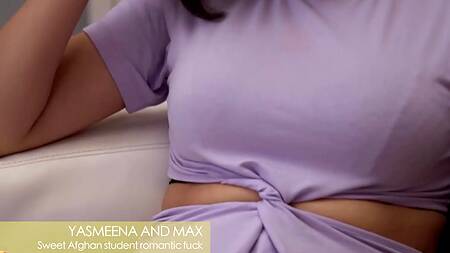 Скромная девушка в очках отвлекается от чтения на секс