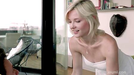 Смазливая блондинка соблазняет на интим, лаская киску