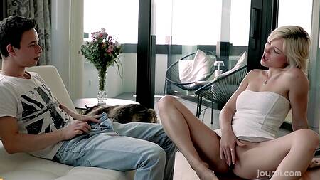 Смазливая блондинка соблазняет на интим, лаская киску