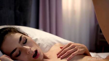 Стеснительный ботаник страстно трахает подругу