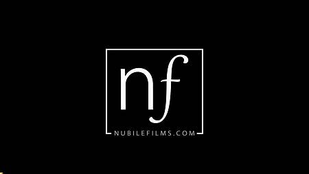 Парень застает девок за лесбийскими играми и трахает их обеих