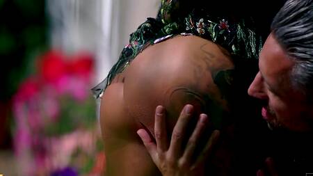 Блондинка в платье возбуждает парня и он тащит её ебаться в постель