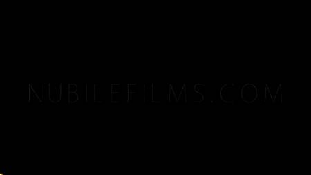 Увидел что подруга мастурбирует и достал хуй