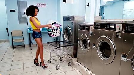 Кудрявая красотка ебется в прачечной пока вещи стираются