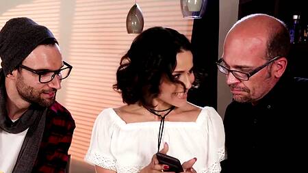 Муж с кайфом смотрит как жену в очко ебет другой