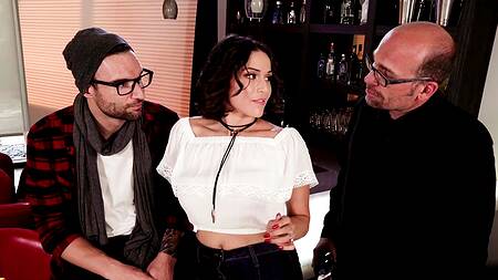 Муж с кайфом смотрит как жену в очко ебет другой