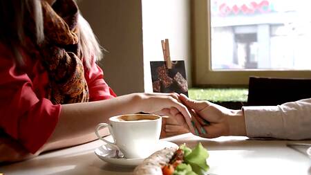 Начитанная скромница ебется с парнем в день знакомства