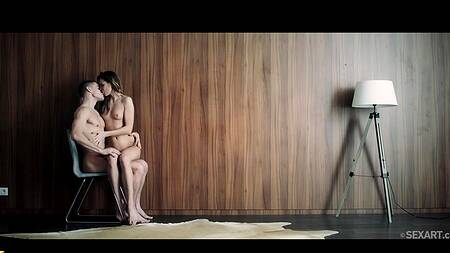 Влюбленная пара после оральной прелюдии занимается нежным сексом