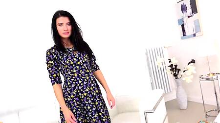 Пикапер убедил красивую брюнетку заняться сексом за деньги