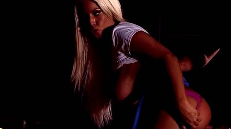 Грудастая пошла в кино с мужем и изменила там ему