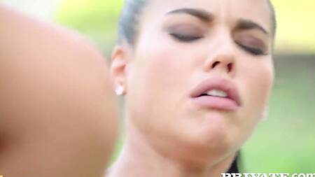 Заливает шампанским попку худышки и трахает её