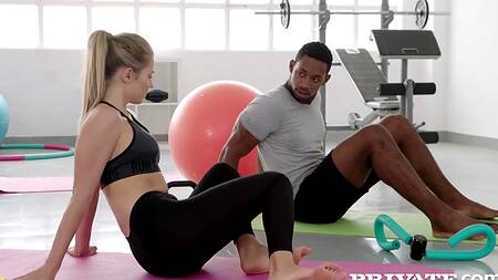 Белокурая тренерша овладела большим членом негра