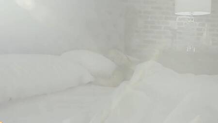 Страстная худышка стягивает презерватив во время секса