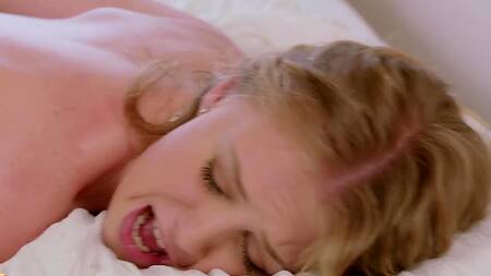 Блонда на отдыхе подцепила парня и изменила бойфренду