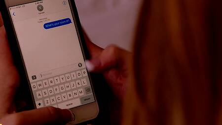 Блонда на отдыхе подцепила парня и изменила бойфренду