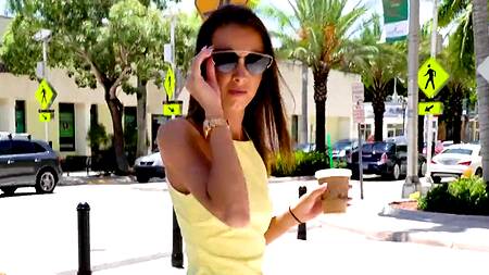 Худая девка в желтом платье соглашается на секс за деньги