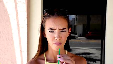 Худая девка в желтом платье соглашается на секс за деньги