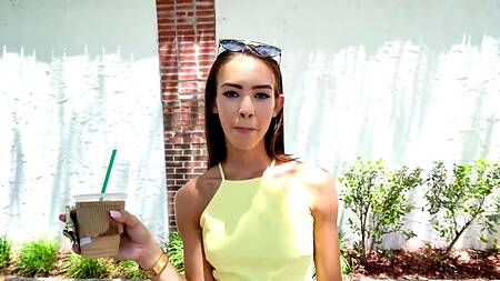 Худая девка в желтом платье соглашается на секс за деньги