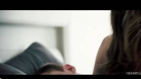 Девка перед утренним сексом бреет киску