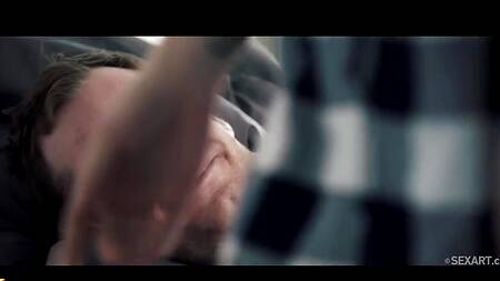 Девка перед утренним сексом бреет киску