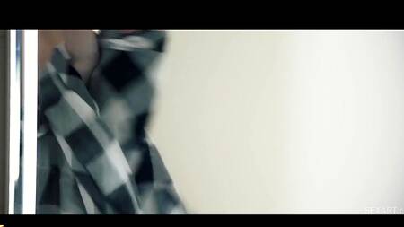 Девка перед утренним сексом бреет киску